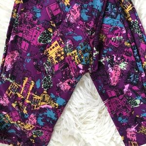 Vintage LuLaRoe OS leggings. City life!